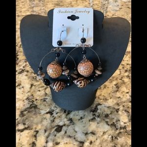 😊Hoop jungle print earrings, just the thing to get you out and on the prowl.